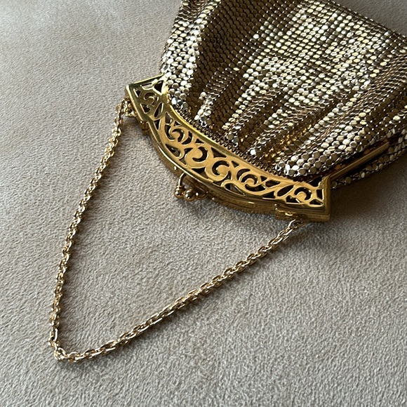 Vintage Whiting & Davis Gold Mesh & Scrollwork Mini Bag with Original Mirror - Picture 3 of 9